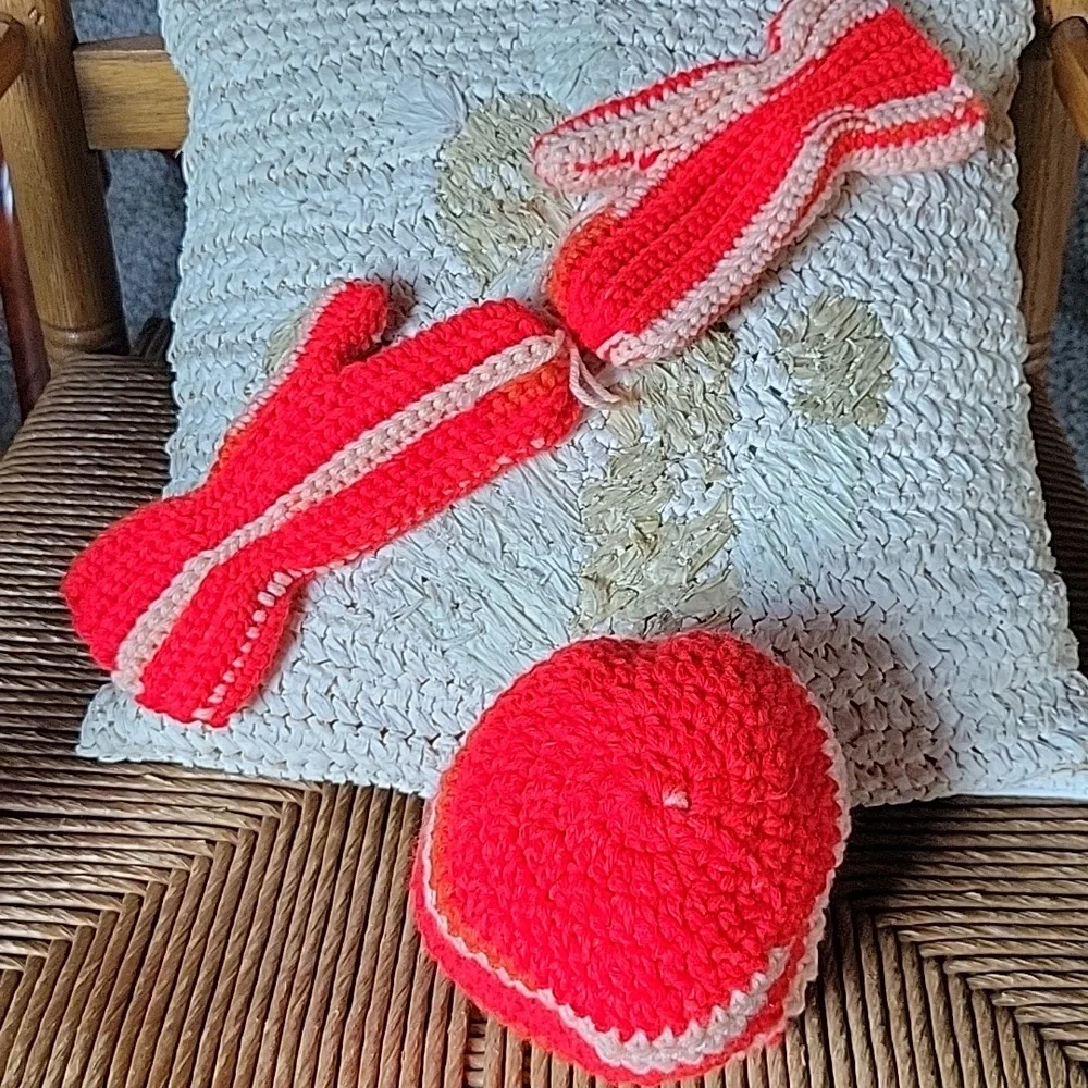 Handmade hat and mittens, size 3-4 years
